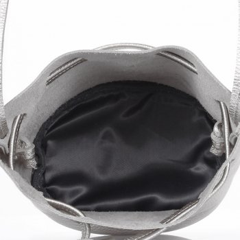 Серебряная кожаная сумочка на завязках Bucket